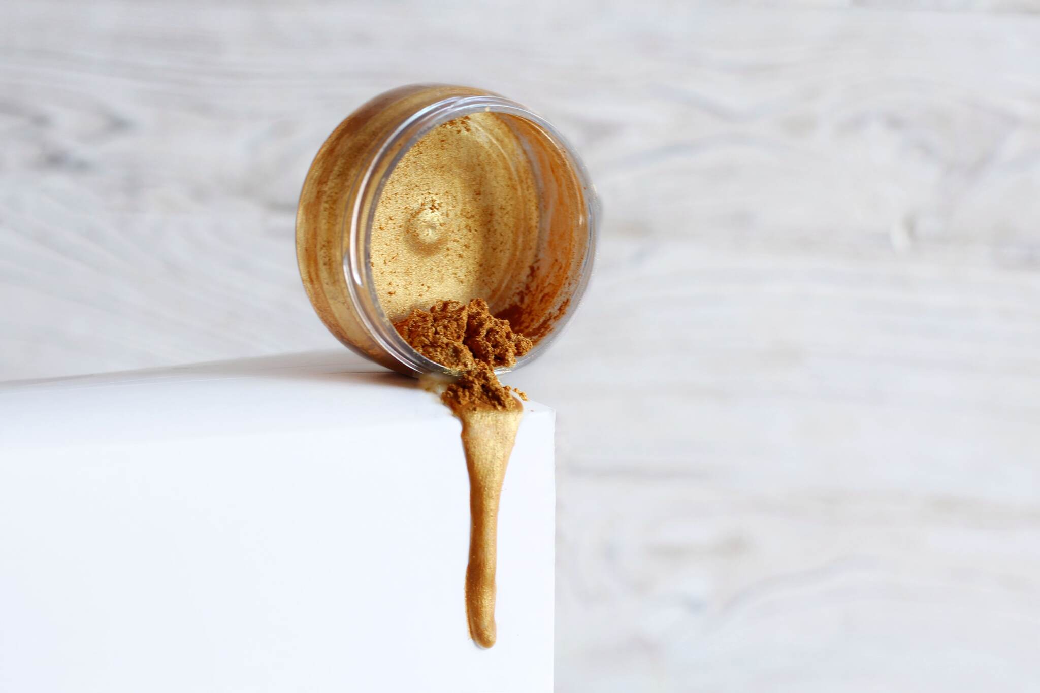 Tie dye texture высокого разрешения. Розовая блестящая ткань. Девушка в лучах солнца. Солнце внутри человека. Сиять плотно.