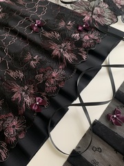 Вышивка на сетке черная/слива 30 см