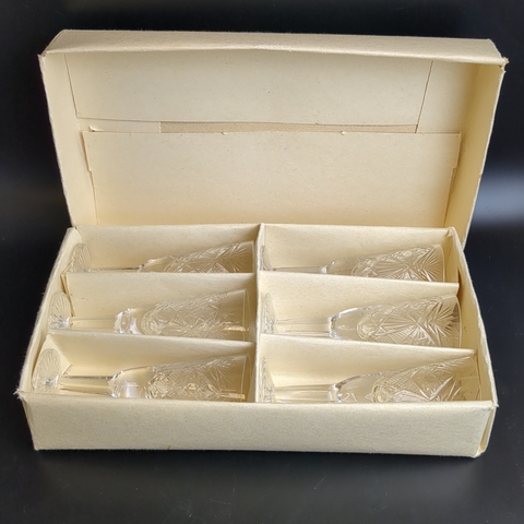 Изящные рюмки на ножке набор из 6 штук хрустальные, алмазная грань, геометрический орнамент, в коробке, 13.4 см, (объём -? мл), винтаж СССР 1970-1990 гг