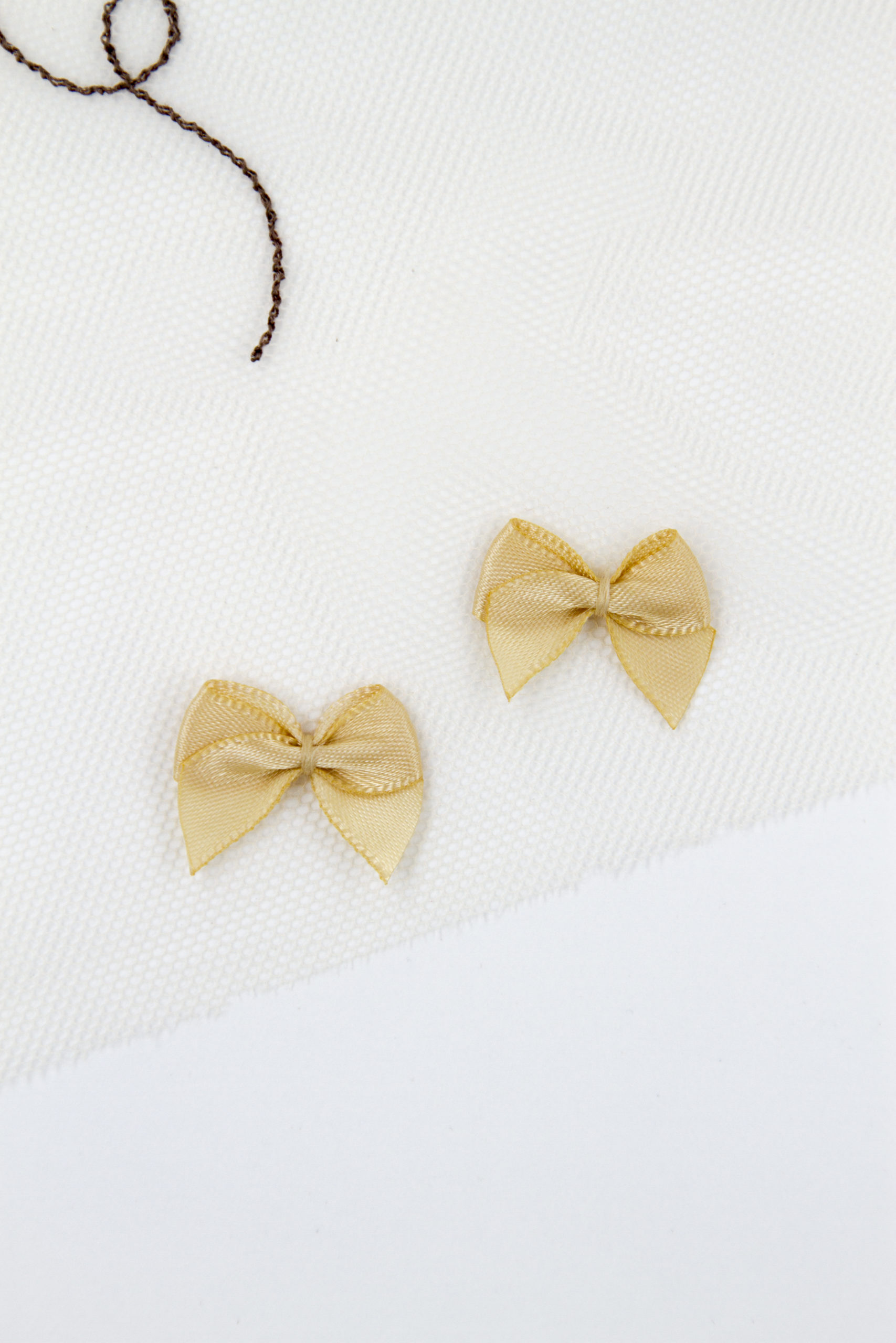 Бантик пришивной песочный 2 см, 3 см