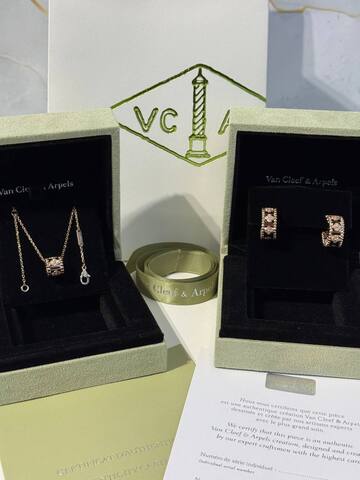 Подвеска VAN CLEEF & ARPELS Perlee Clover