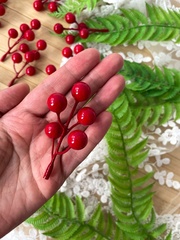 Ягоды красные искусственные, на ветке 5 -7 ягод 10-14 мм, набор 20 шт.