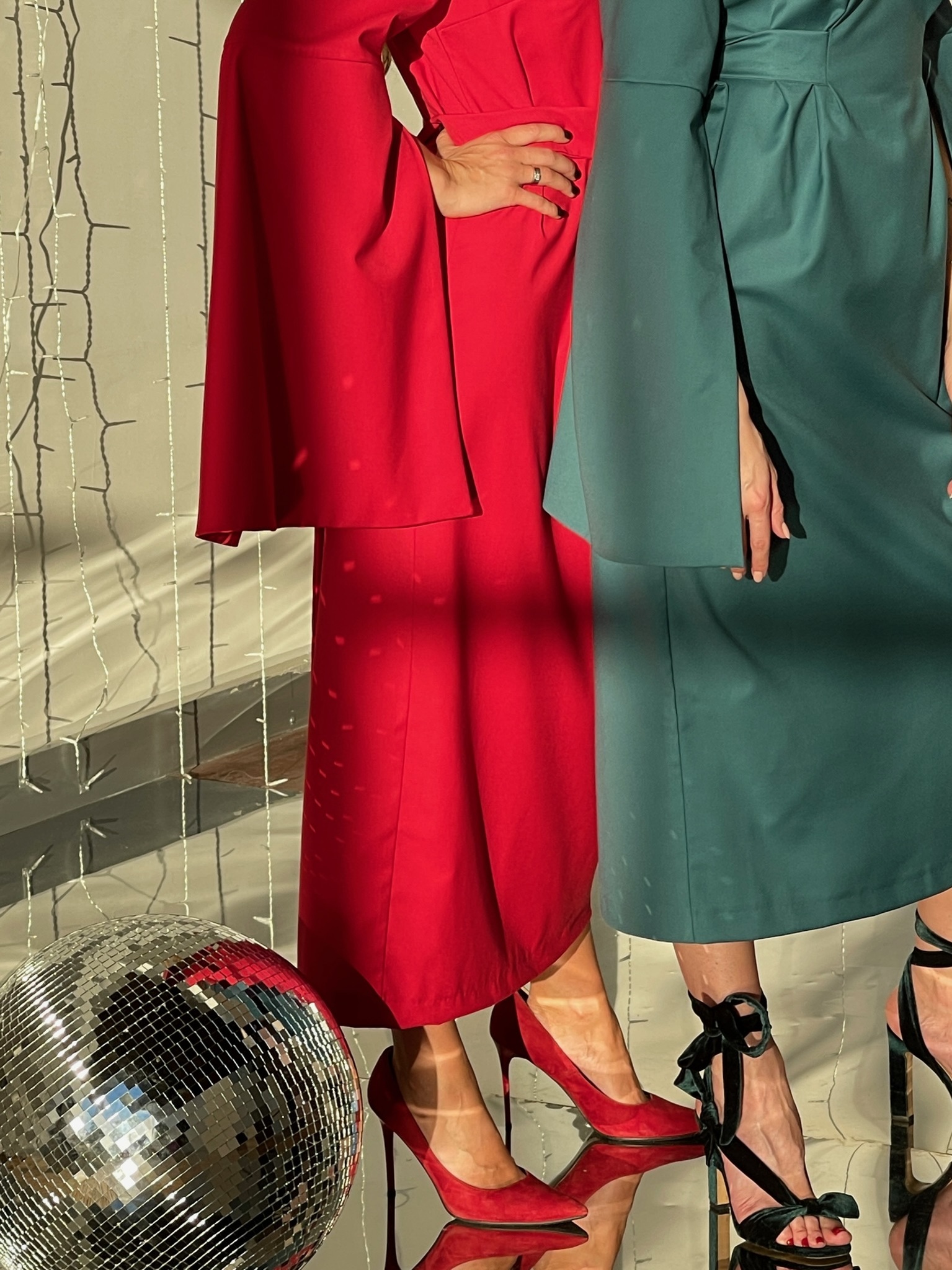 Платье-футляр с акцентными рукавами в оттенке летний закат