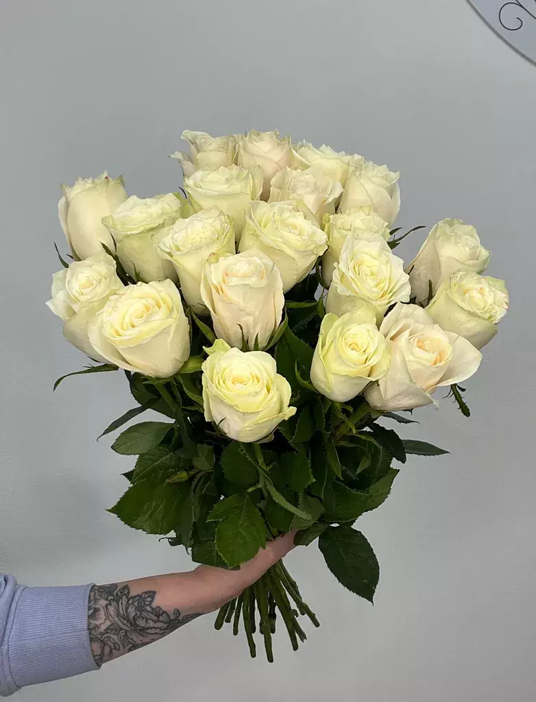 Белые розы 19 шт (40 см)