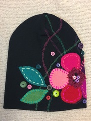 Зимняя двойная шапочка с аппликацией и ручной вышивкой, декорирована пуговками.