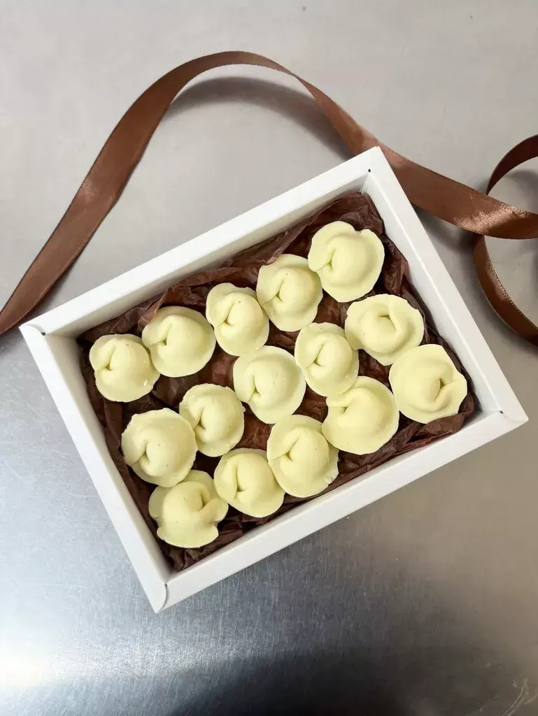 Шоколадные пельмени ручной работы из бельгийского шоколада с орешком