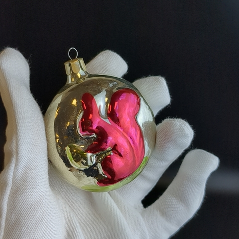 Ёлочная игрушка медальон Белочка с орешком, ёлочка , стекло, объёмный декор, ручная роспись, подвесная, винтаж СССР 1970-1990 гг