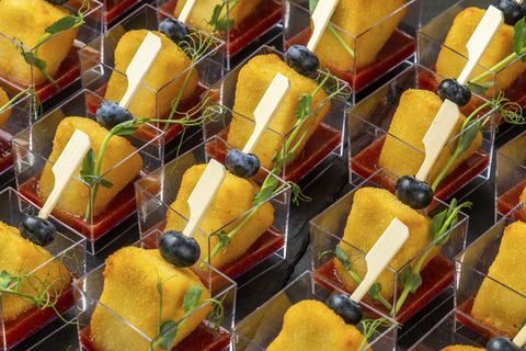 Сет &quot;Камамбер Фламбе&quot; с клубничным соусом в верринах, 12 шт.