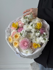 Букет из кустовых пионовидных роз, хризантемы, диантусов, ранункулюсов и маттиолы