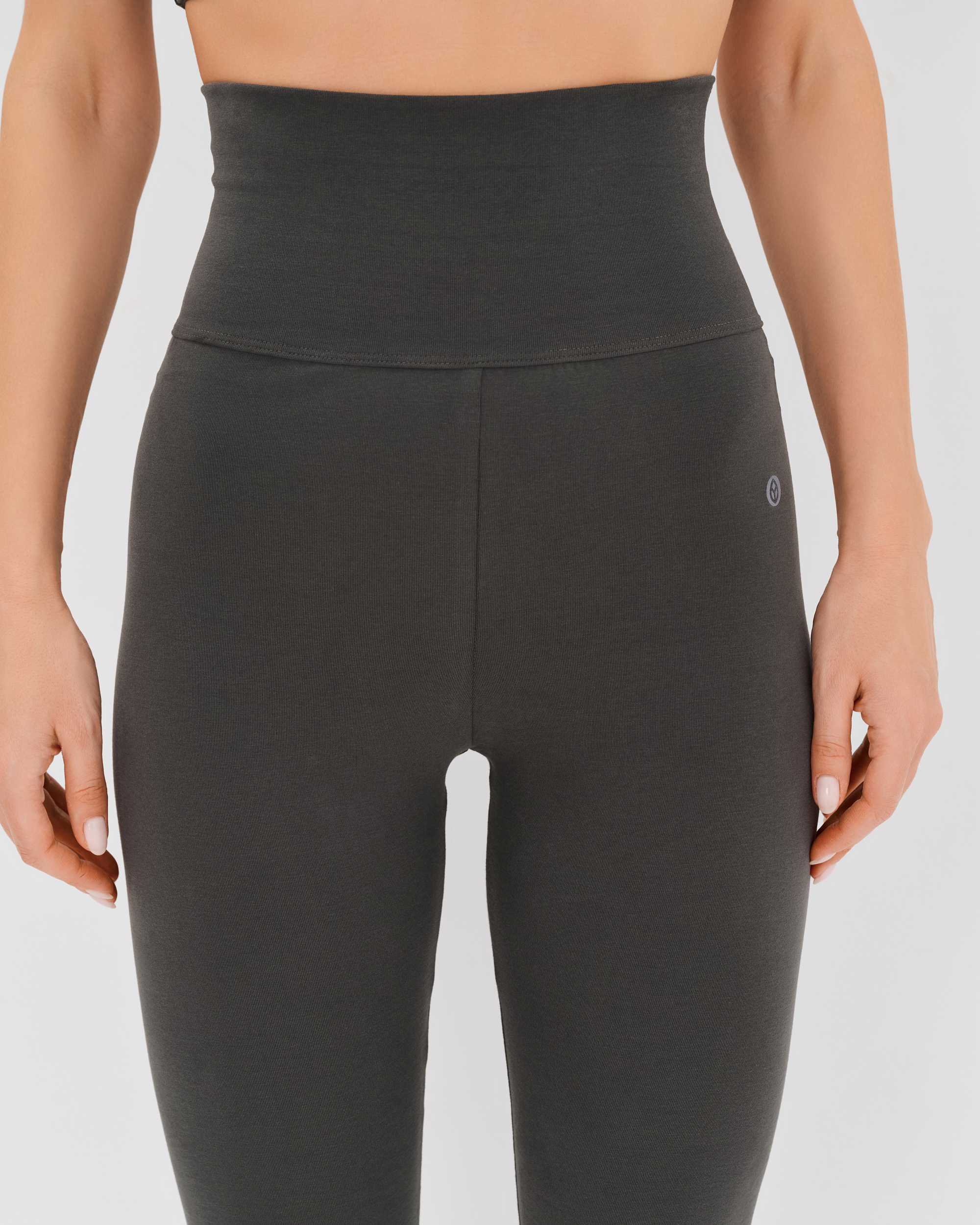 темно-серый