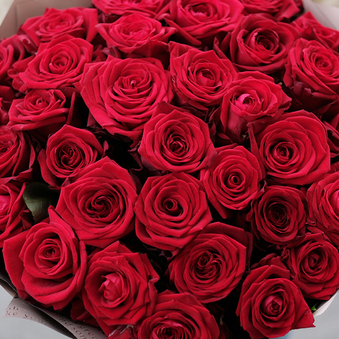 Красные розы на 8 Марта купить в СПб недорого | Букет красных роз с доставкой от Артфлора