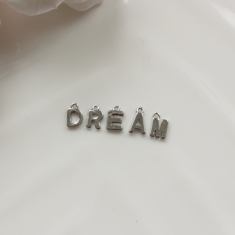 Слово из букв DREAM в серебре