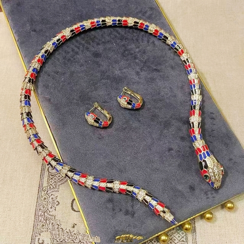 komplekt-ukrashenij-serpenti-kole-sergi-iz-stali-v-rozovoj-pozolote-s-ehmalyu