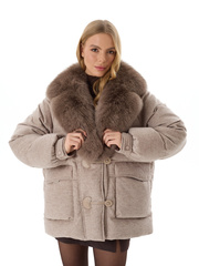 Текстильный бежевый пуховик с меховым воротником