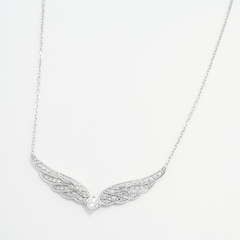 kole-s-podveskoj-krylya-iz-belogo-zolota-s-brilliantami-svoboda-brillianty