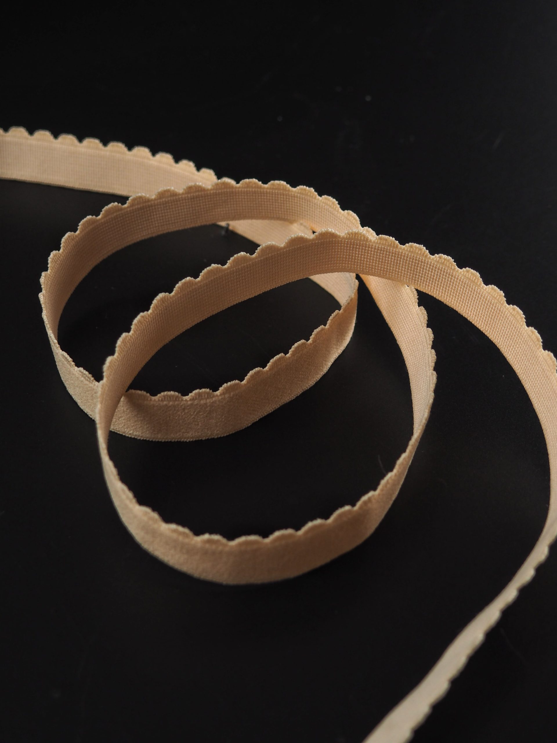 Резинка отделочная бежевая по Лауме ажурная ширина 16 мм с учетом фестона