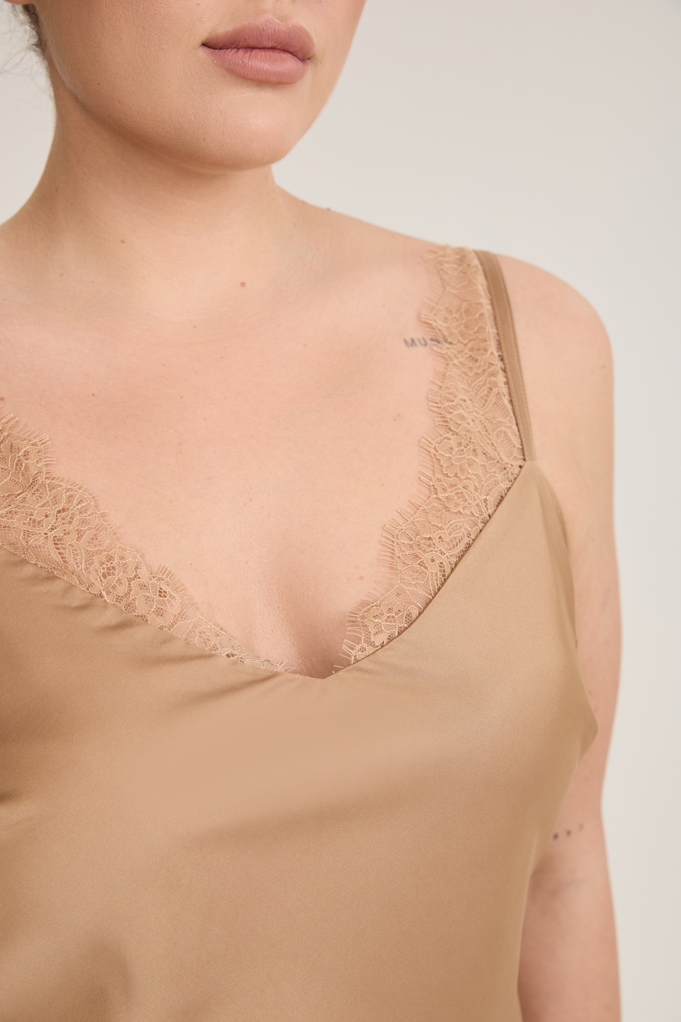 Платье-комбинация с кружевом, капучино