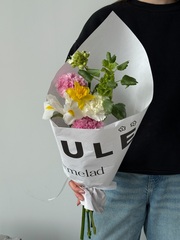 Кулек из ириса, диантусов, молюцеллы и нарциссов