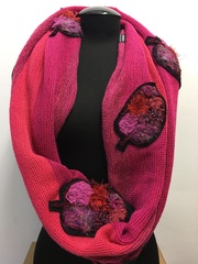 Стильный и уютный полосатый шарф-снуд на два оборота, украшен трикотажными аппликациями в виде листиков и цветочков.
