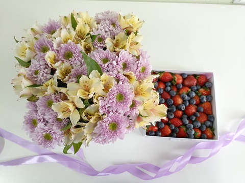 Шкатулка с альстромериями и хризантемами 