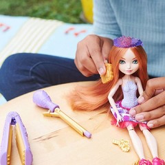 Холли О'Хара с набором для создания причесок