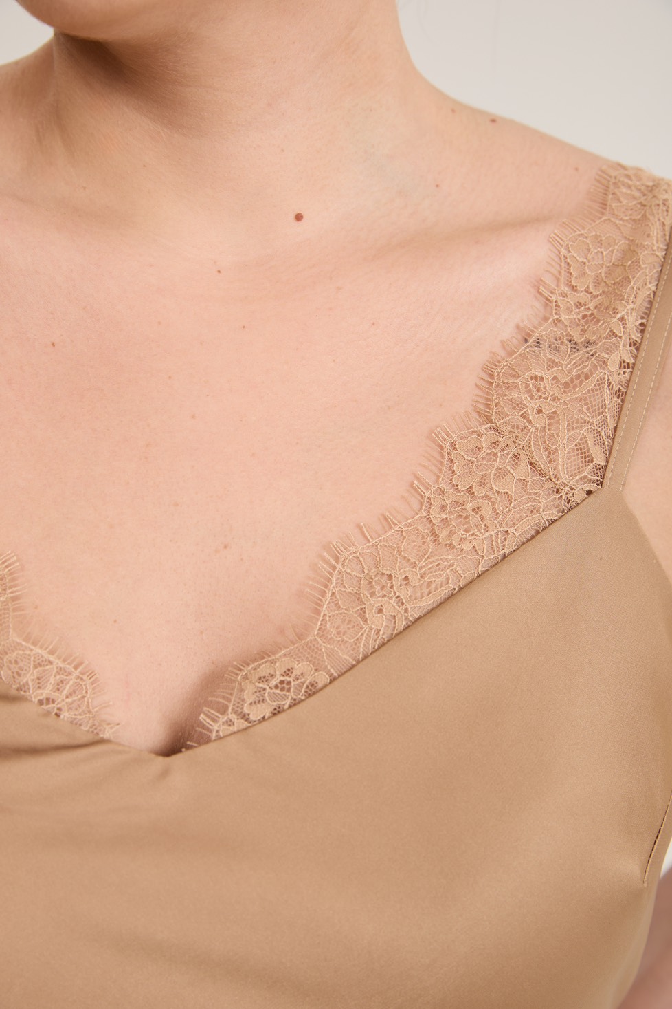 Платье-комбинация с кружевом, капучино