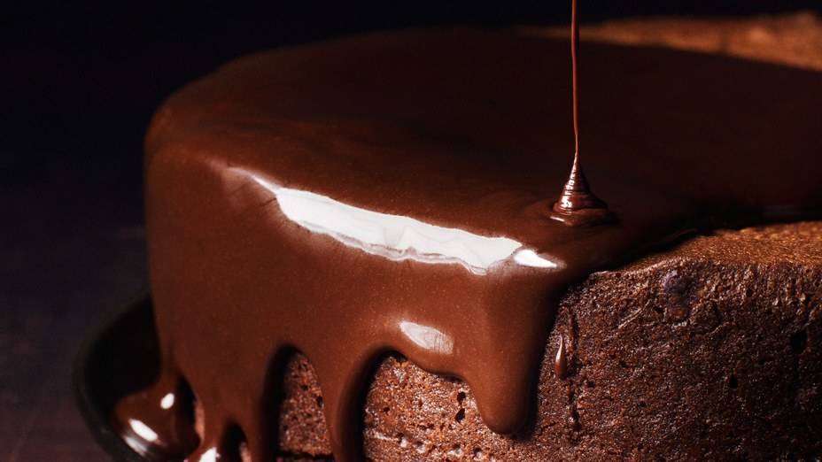 Художественное украшение торта шоколадной глазурью