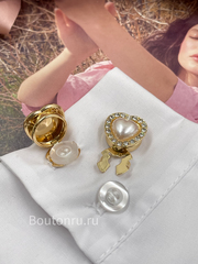 Накладка на пуговицу золотистая в форме сердца с жемчугом и стразами