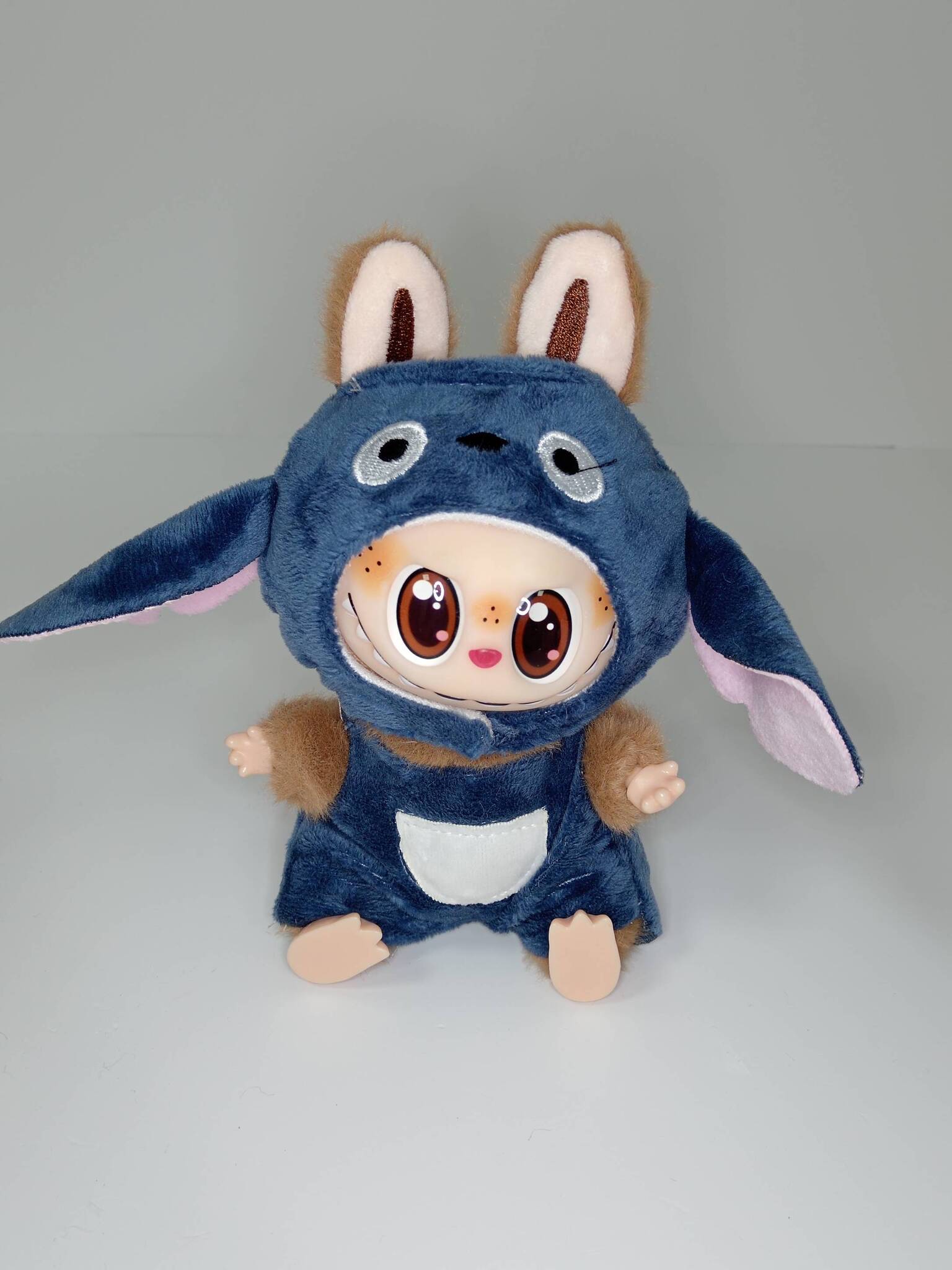 Игрушка-брелок Лабубу в костюме