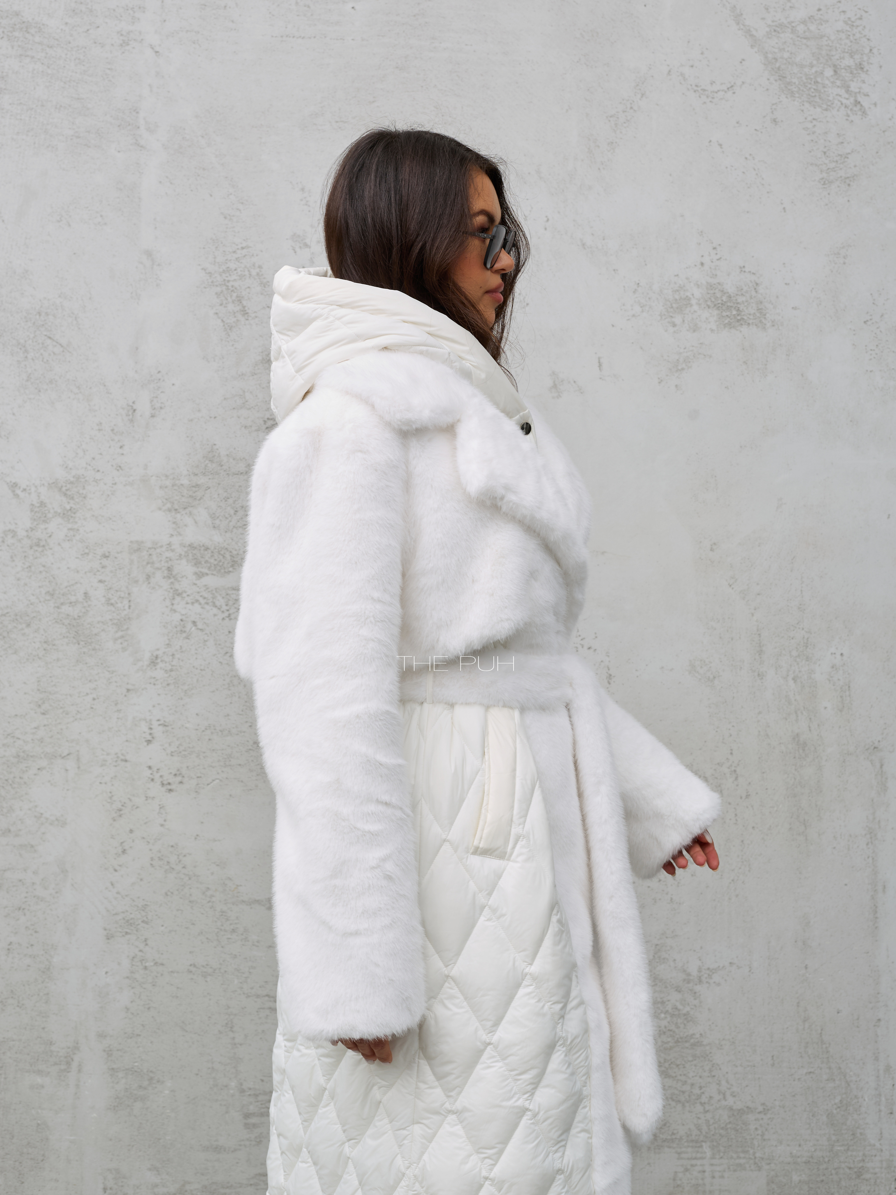 Белый комбинированный пуховик с капюшоном и поясом