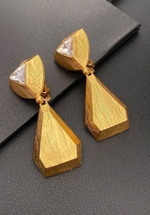 krupnye-sergi-klipsy-iz-latuni-geometriya-ysl