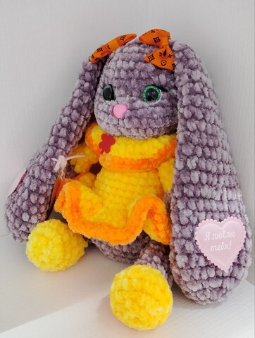 Зайка серая с длинными ушами в желто-оранжевом платье