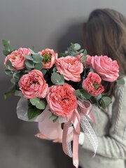 Композиция с розами сорта «Мандарин» и веточками эвкалипта