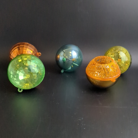 Ёлочные игрушки набор из 5 штук, шар с подвижной бабочкой внутри, ажурный шар и шарики "огоньки", пластик, подвесные, винтаж СССР 1980-1990 гг