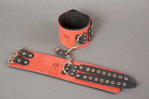 Широкие красные наручники из кожи на чёрных ремешках - Подиум Р22А