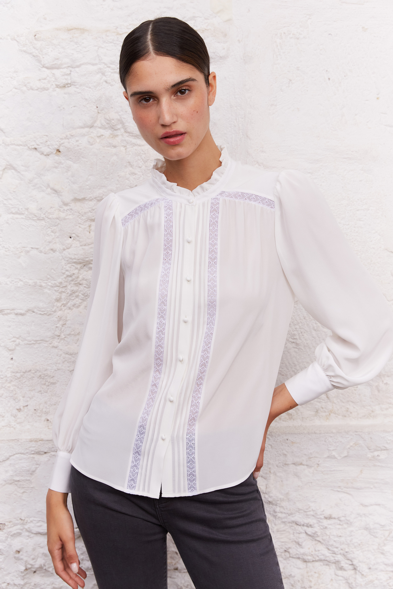CESARIA - Шелковая блуза с вышивкой