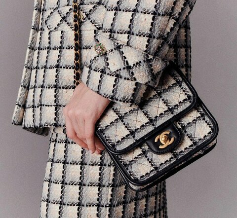 Небольшая сумка Chanel с клапаном и ручкой