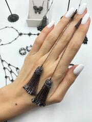 sergi-s-kistochkami-dlinnye-iz-serebra-v-stile-ko-jewerly
