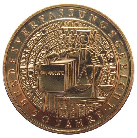 10 марок. 50 лет Федеральному конституционному суду (G). Серебро с позолотой. 2001 г. UNC