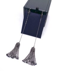 sergi-s-kistochkami-dlinnye-iz-serebra-v-stile-ko-jewerly