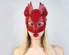 Красная кожаная маска 