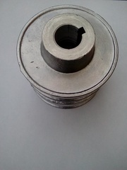 Шкив трехручейковый для двигателя под круглый вал 20мм.