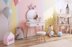 Столы и стулья