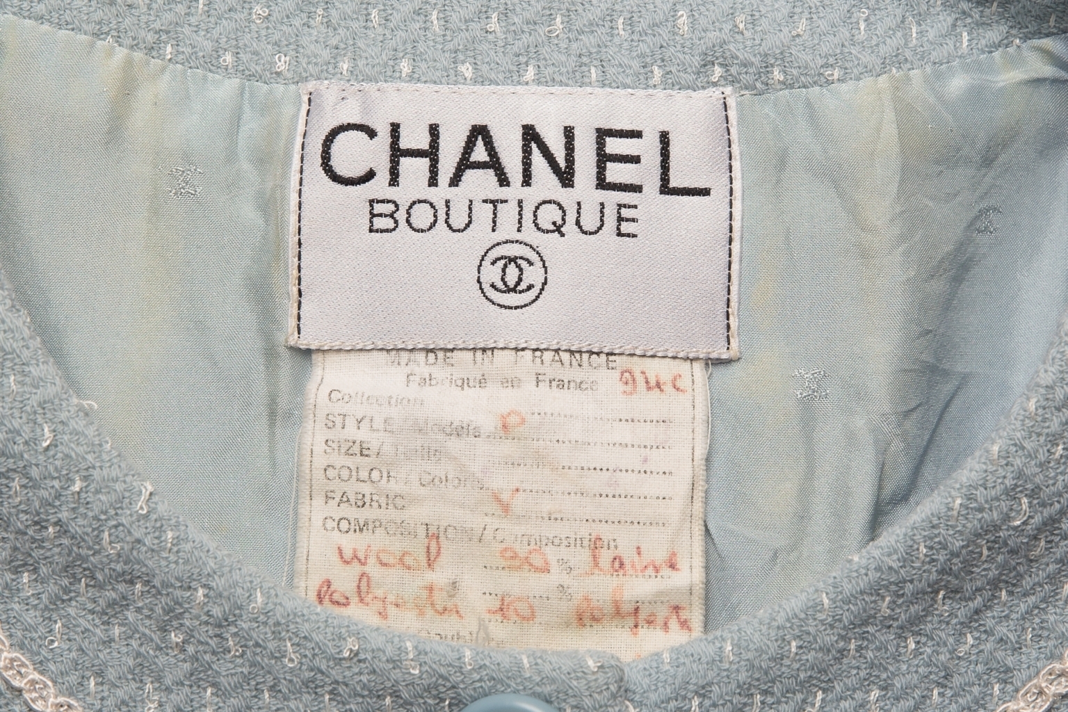 Изысканный удлиненный жакет из твида небесно-голубого цвета от Chanel, 36 размер.