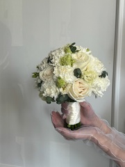 Свадебный букет из одноголовых роз, диантусов, лизиантуса и эвкалипта