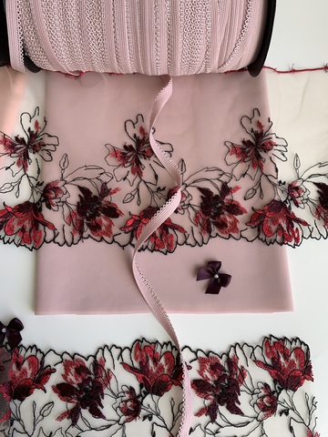 Вышивка на сетке бежевая/слива (правая) 14 см