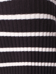 Топ из трикотажа в широкий рубчик  D43.223 (95308)