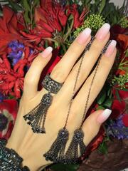 sergi-s-kistochkami-dlinnye-iz-serebra-v-stile-ko-jewerly