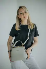 Женская кросс-боди сумка с фермуаром натуральная кожа светло-серая