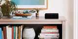 Звукоусилитель SONOS AMP на книжном шкафу